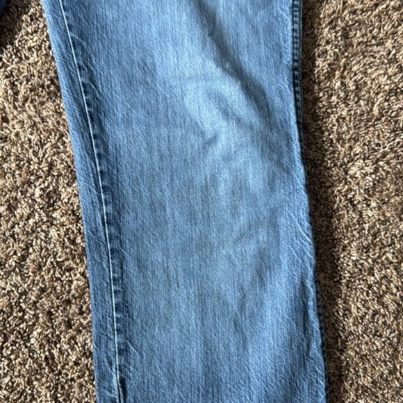 Wrangler 32 x 32 Medium Wash Straight Leg Jeans - Picture 5 of 14